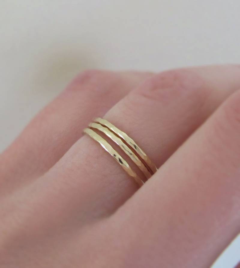 Handgehämmertes 14K Gelbgold Stapelring Set Recyceltes Gold von esdesigns