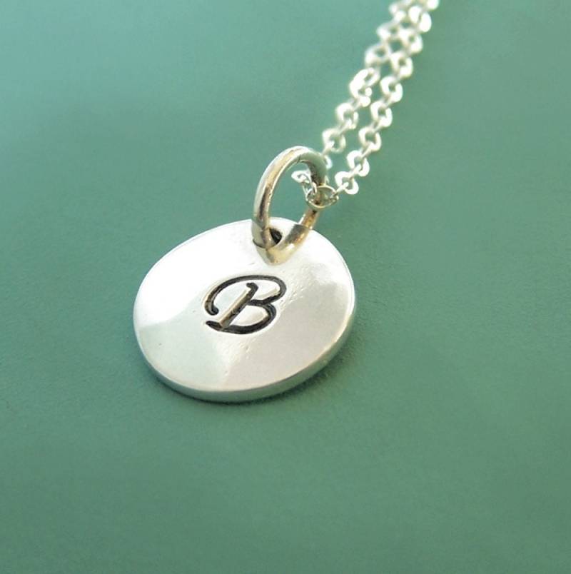 Handgestempelte Sterlingsilber-Anfangskette Personalisiertes Muttergeschenk von esdesigns