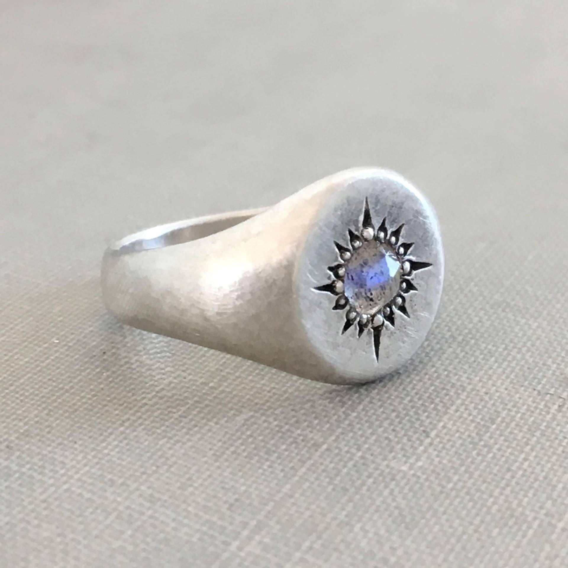 Stern Siegelring Mit Rose Cut Regenbogen Mondstein Oder Labradorit in Sterling Silber von esdesigns