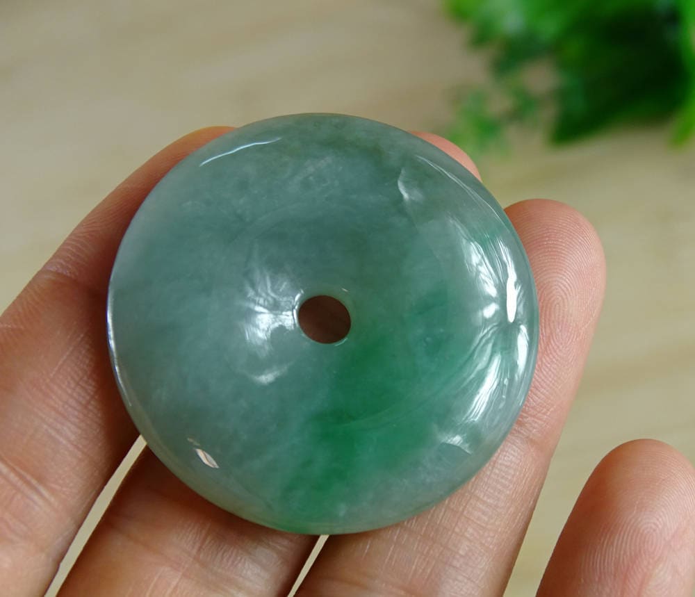 Zertifizierter Grüner Jade Jadeit Anhänger Kreis Donut Naturgrad A Smaragd P37711 Zertifizierter Grüner Jade Jadeit Anhänger Kreis Donut Naturgrad A Smaragd P37711 von esybuy