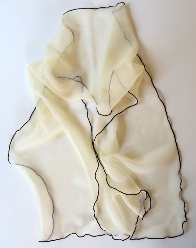 Vintage | 16 Feines Halstuch Aus Cremefarbener Gaze Mit Schwarzer Einfassung von etage4vintage