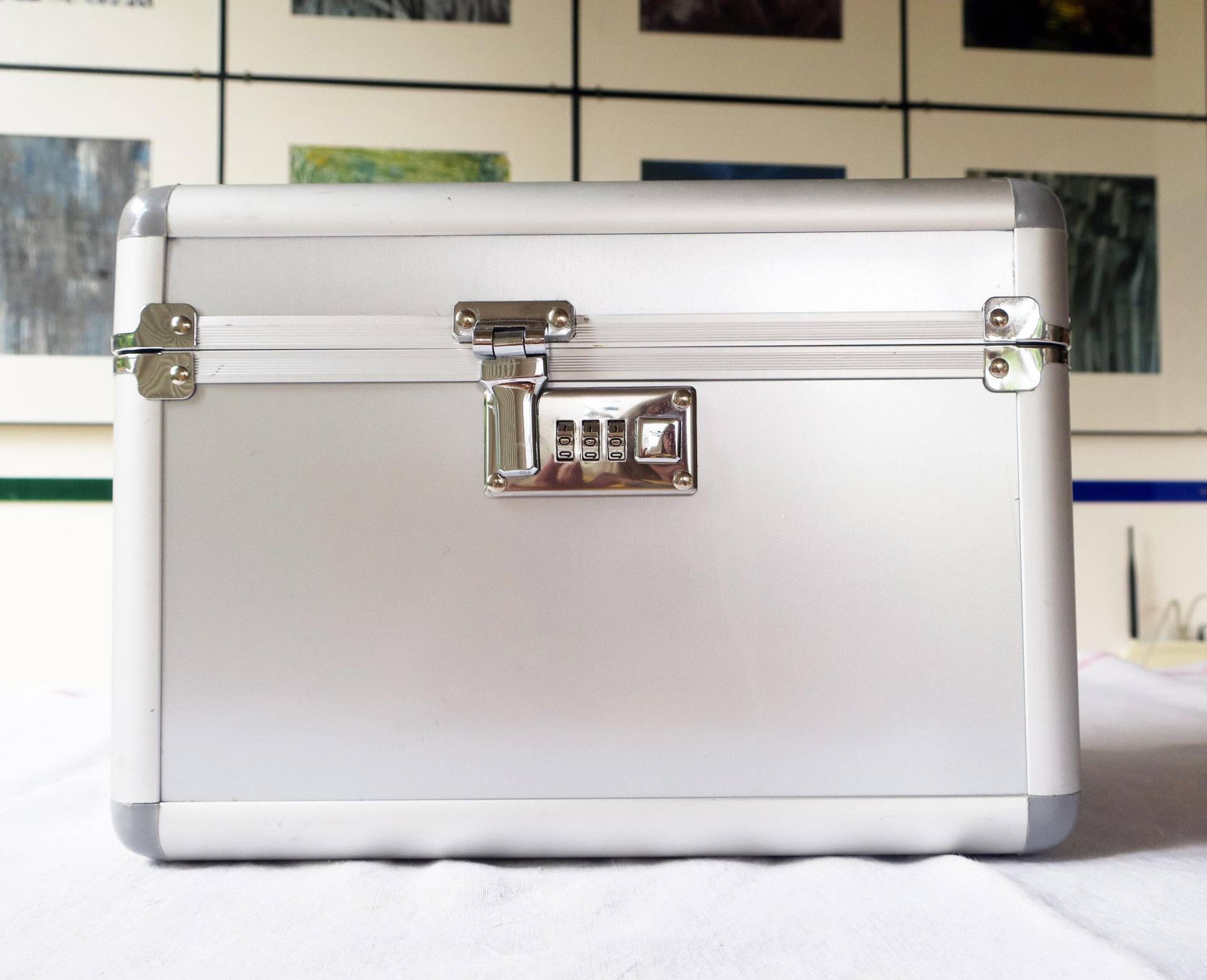 Vintage Kosmetikkoffer Reisekoffer Schminkkoffer Palos Aus Aluminium Mit Zahlenschloss von etage4vintage