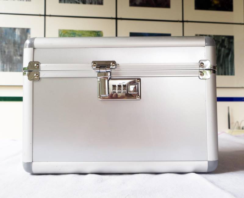 Vintage Kosmetikkoffer Reisekoffer Schminkkoffer Palos Aus Aluminium Mit Zahlenschloss von etage4vintage