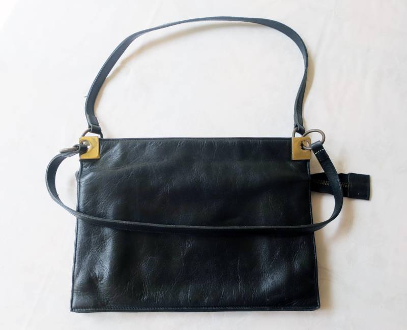 Vintage Schultertasche 70Er Mit Drei Hauptfächern Aus Schwarzem Festen Leder Vintage Schultertasche 70Er Mit Drei Hauptfächern Aus Schwarzem Festen Leder von etage4vintage