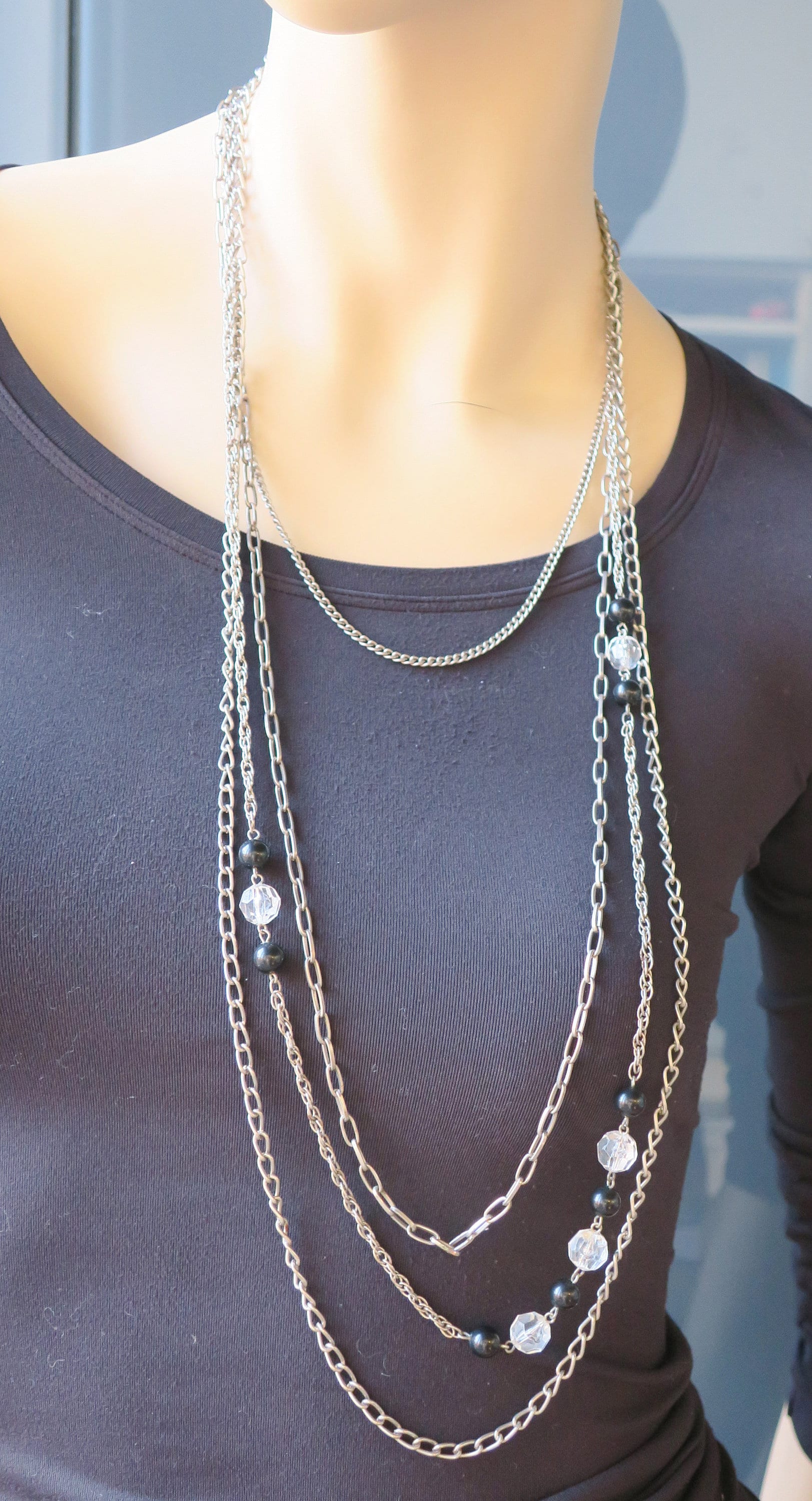 Vintage Vierlagige Halskette Aus Metall Und Perlen Mit Aufwändiger Schließe von etage4vintage