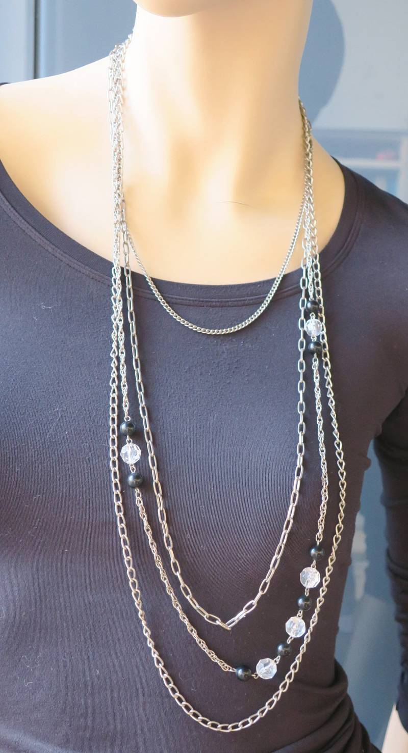 Vintage Vierlagige Halskette Aus Metall Und Perlen Mit Aufwändiger Schließe von etage4vintage