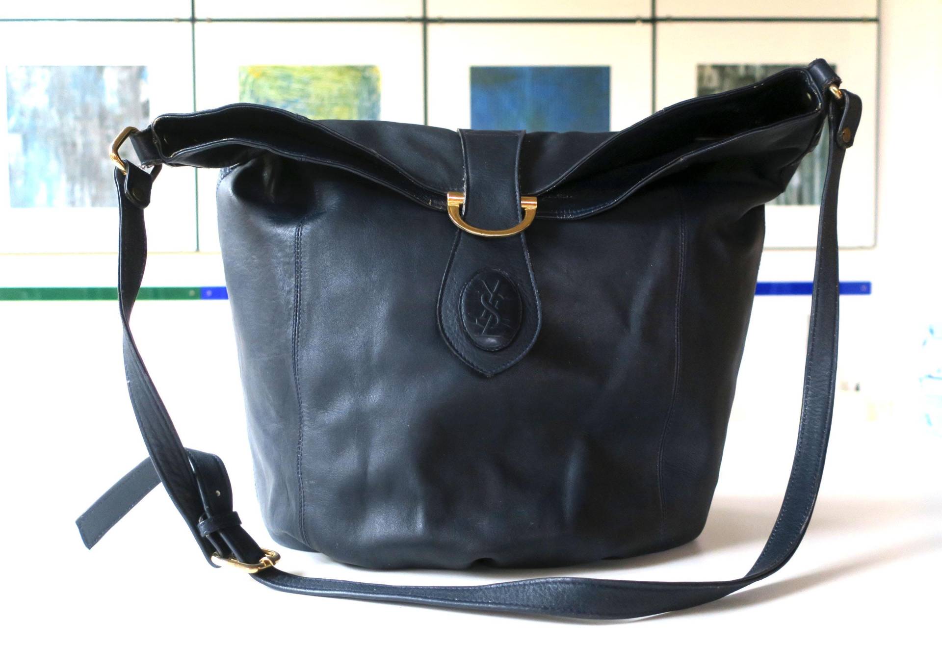 Vintage Ysl Schultertasche Beuteltasche Von Yves Saint Laurent in Dunkelblauem Leder von etage4vintage