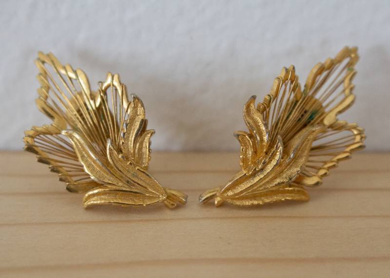Vintage 1970Er Jahre Monet Blattgold-Ohrclips Vintage 1970Er Jahre Monet Blattgold-Ohrclips von etoileantiques