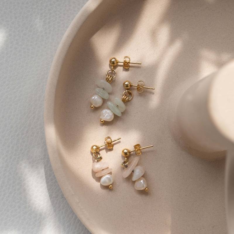 Edle Hängeohrringe Aus Vergoldeten Ohrsteckern Und Anhängern Süßwasserperlen Verschiedenen Edelsteinperlen | Helena von eunoiaconcept