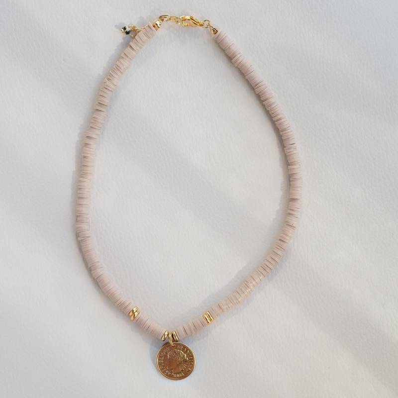 Heishi Perlenkette Im Boho Stil Mit Goldenem Münzanhänger | Talia Heishi Perlenkette Im Boho Stil Mit Goldenem Münzanhänger | Talia von eunoiaconcept