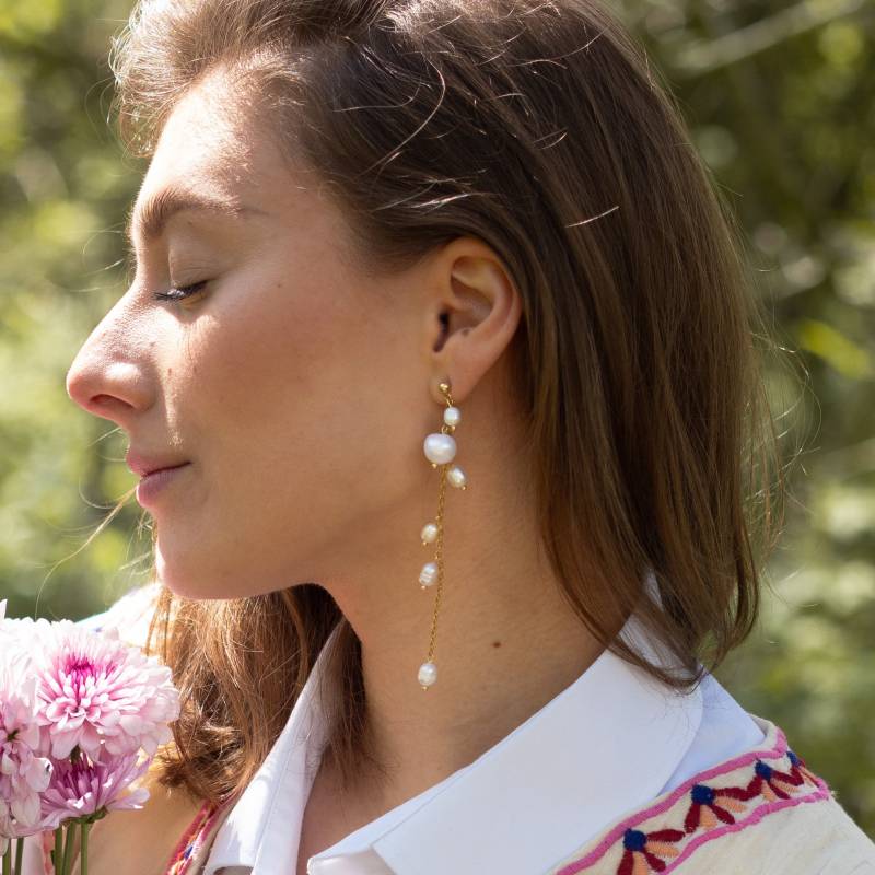 Lange Hängeohrringe Aus Süßwasserperlen Und 18 Karat Vergoldeter Edelstahl Kette | Hera von eunoiaconcept