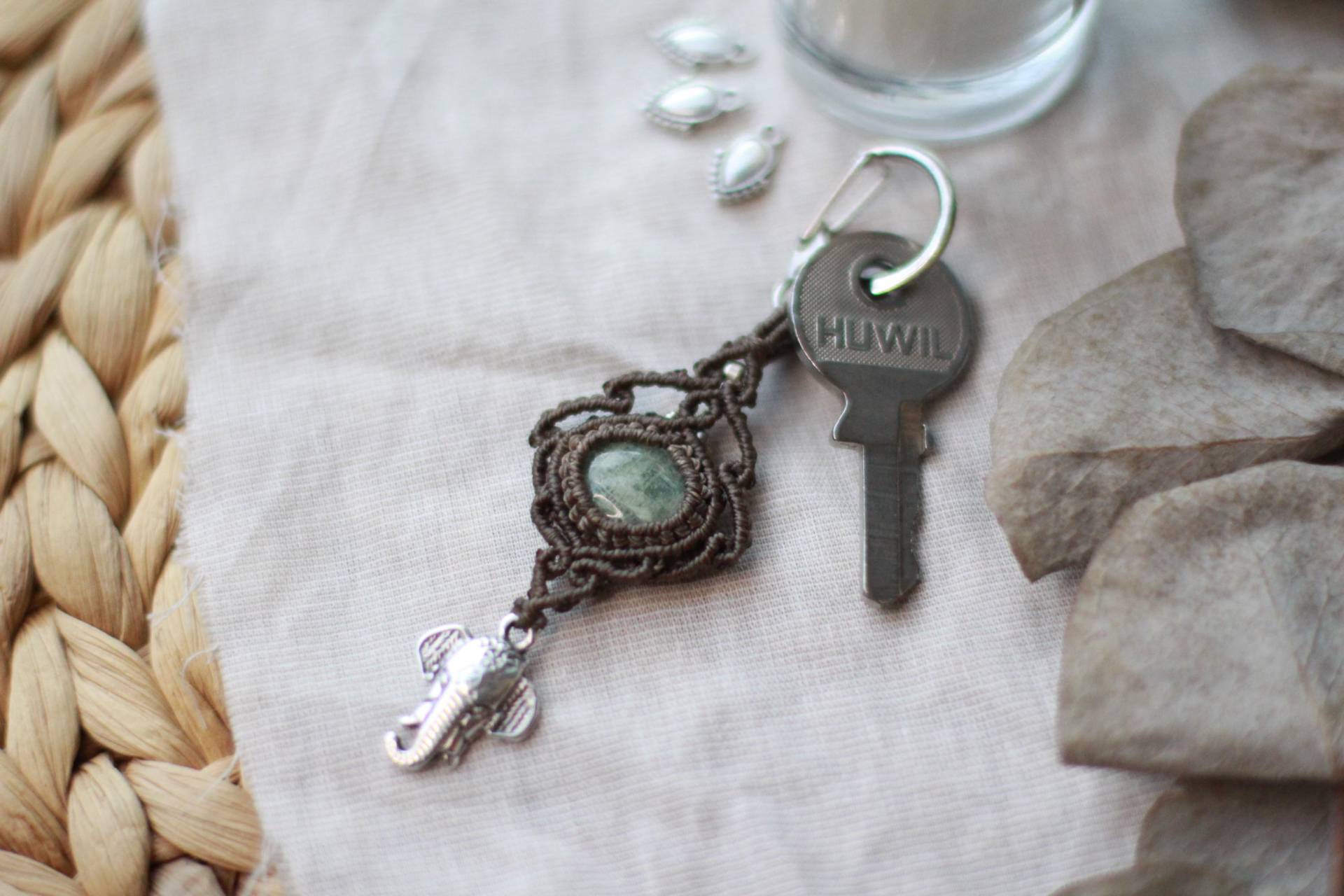 Silver Linings Collection Aquamarine Elephant Macrame Key Chain Makramee Schlüsselanhänger Elefant Aquamarin Heilstein Boho Euphoriamacrame Silver Linings Collection Aquamarine Elephant Macrame Key Chain Makramee Schlüsselanhänger Elefant Aquamarin Heilstein Boho Euphoriamacrame von euphoriamacrame