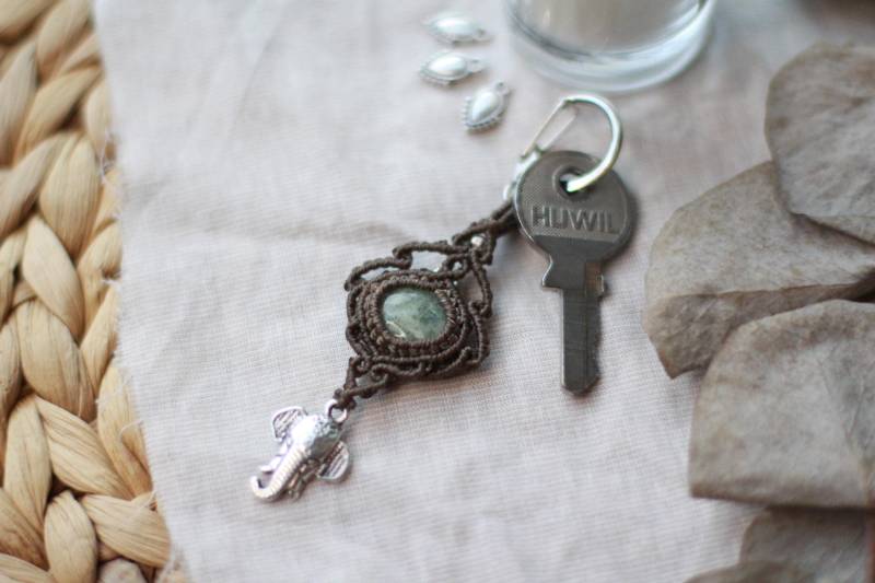 Silver Linings Collection Aquamarine Elephant Macrame Key Chain Makramee Schlüsselanhänger Elefant Aquamarin Heilstein Boho Euphoriamacrame von euphoriamacrame