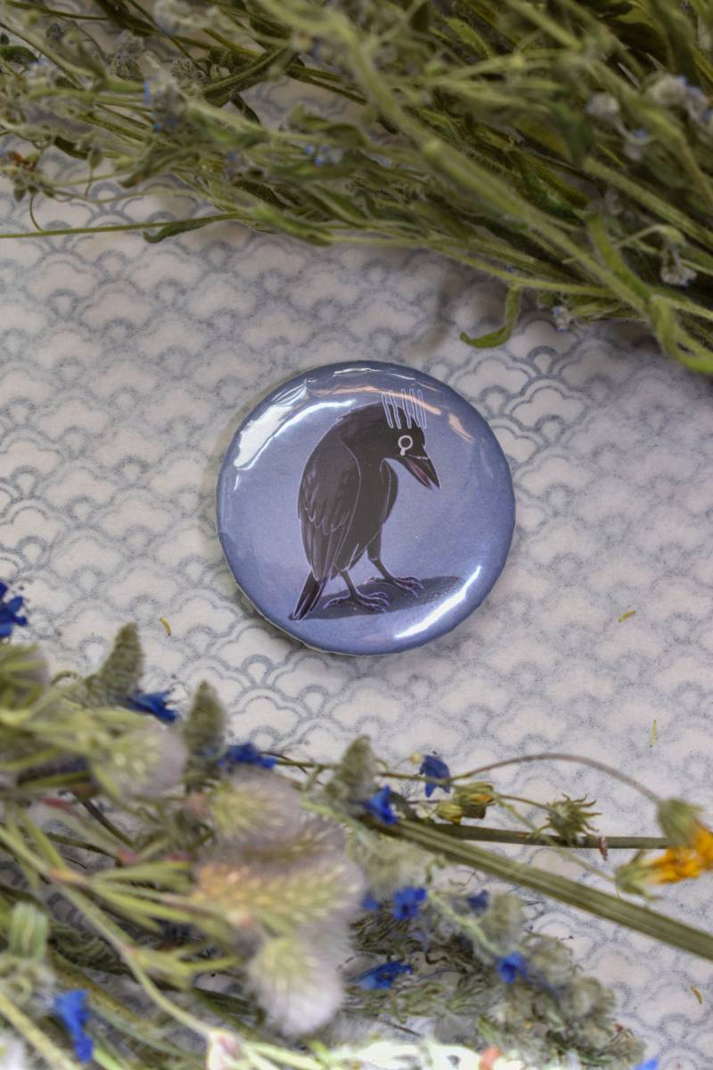 Lustiger, Handgemachter Button Pin "Mom, I Dwopped My Chicken Nuggie"/Sad Crow" von euwanya