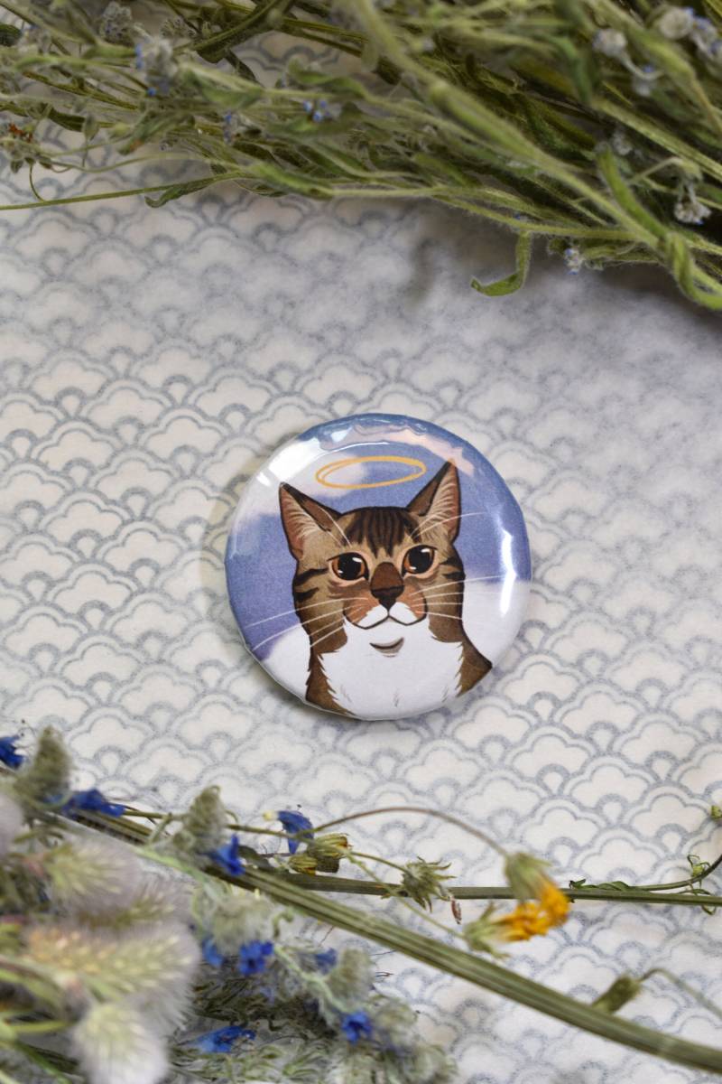 Süßer Handgemachter Button Pin "Angel Chonk"/Angel Tabby Cat ." von euwanya