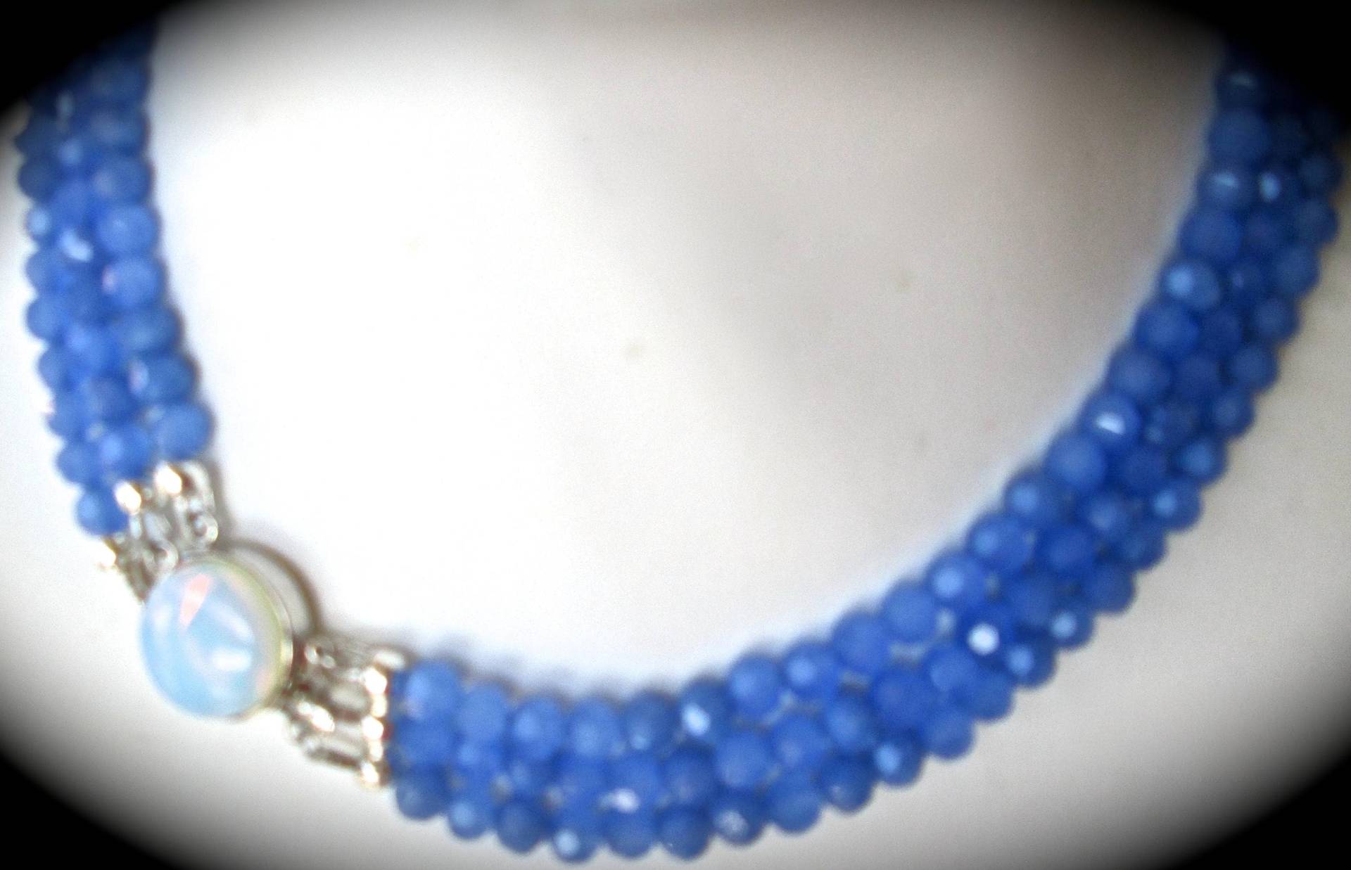 Drei Strang Perlen Halsband Mit Glas Mondstein Herzstück Drei Strang Perlen Halsband Mit Glas Mondstein Herzstück von evalaviedesigns