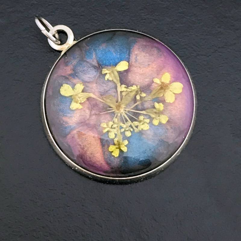 Bunter Blütenanhänger Handgemacht/ Halskette Mit Rundem Blütenanhänger/ Anhänger Getrockneten Blumen/ Blumenschmuck Zum Umhängen von evanyota