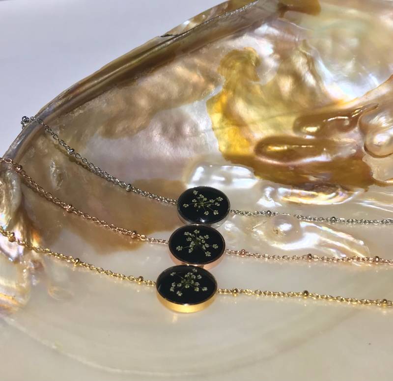 Handgemachte Armkette Mit Weißer Blüte/ Blumen Armkettchen Schwarz Weiß/Edelstahl Armschmuck Hypoallergen/ Naturinspiriertes Armband/ von evanyota