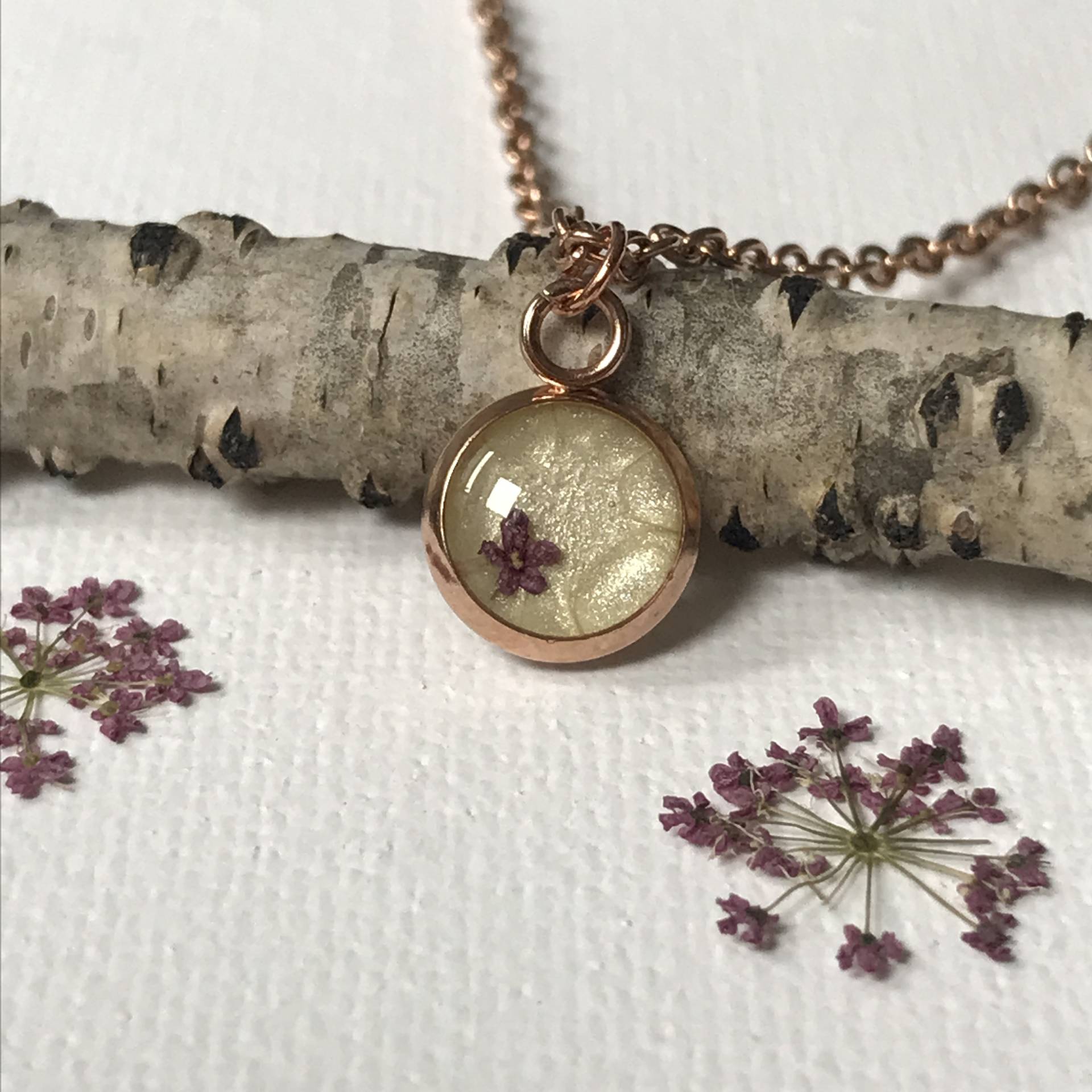 Handgemachter Blütenanhänger/ Halskette Mit Zartem Blumenanhänger/ Rosegoldiger Kettenanhänger Echter Blüte/ Kleiner Resin Anhänger von evanyota