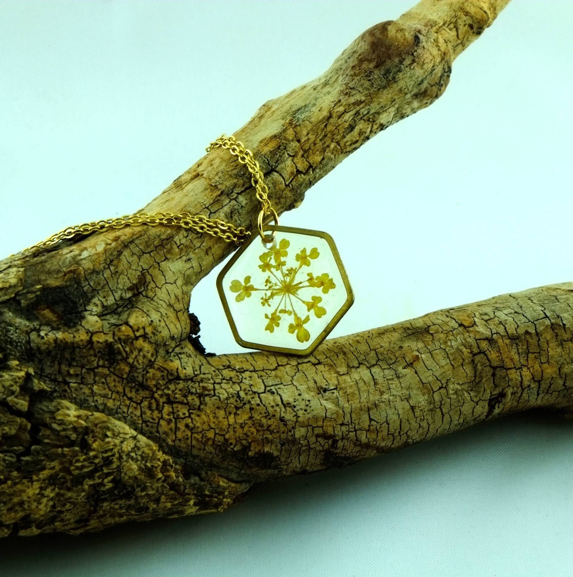 Handgemachter Blütenanhänger/ Sechseckiger Halskettenanhänger Mit Blüte/ Goldene Halskette Blumenanhänger/ Naturinspirierter Schmuck von evanyota