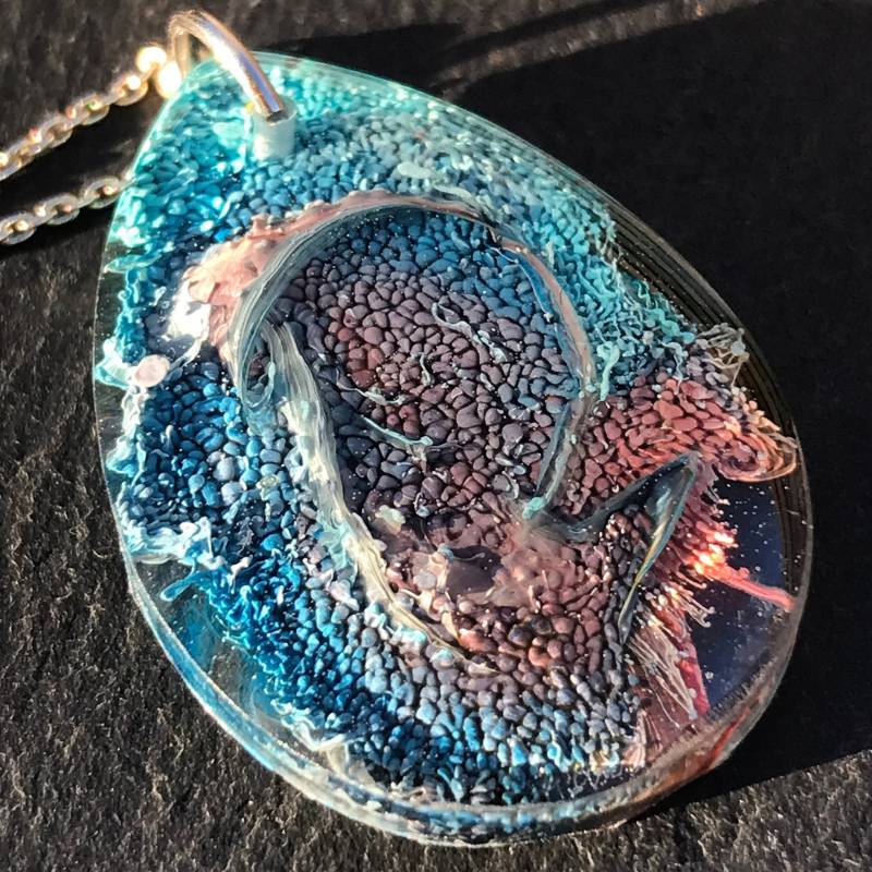 Handgemachter Kunstharzanhänger/ Fantasievoller Anhänger/ Bunter Halsschmuck/ 3D Tragbare Kunst/ Resin-Petri-Dish Tropfenanhänger von evanyota