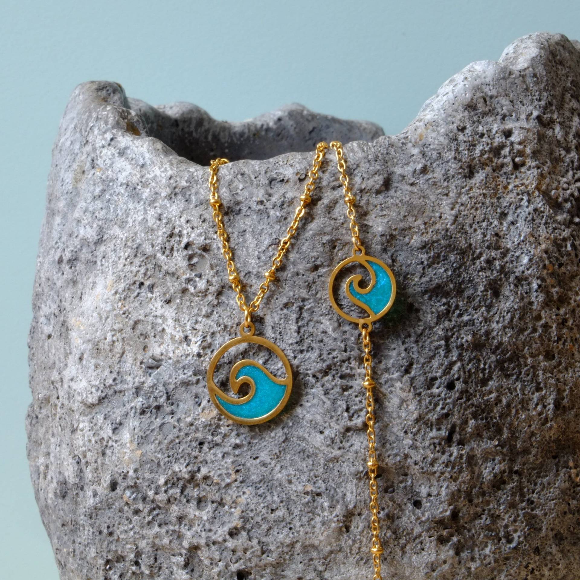 Handgemachtes Schmuckset Mit Welle/ Erinnerung Ans Meer/ Surferschmuck/ Halskette & Armkettchen Edelstahl Goldig von evanyota