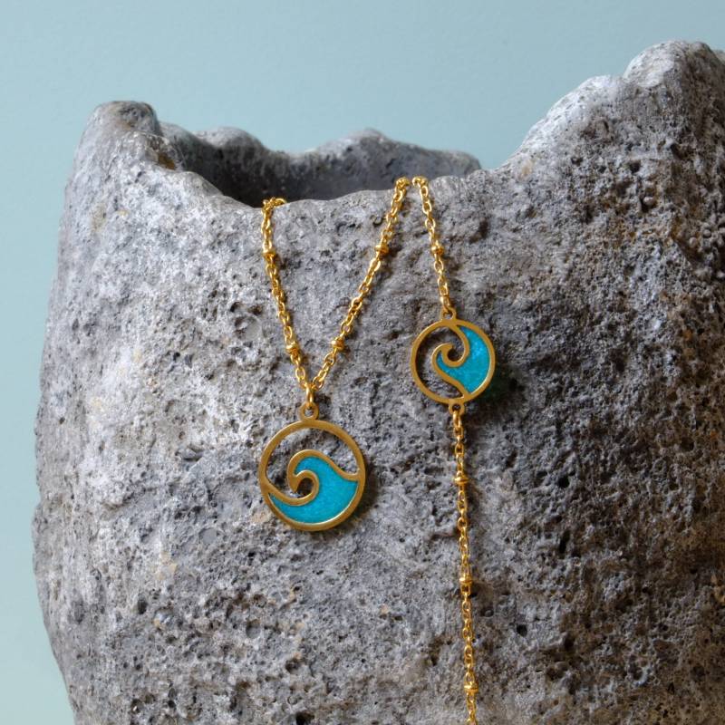 Handgemachtes Schmuckset Mit Welle/ Erinnerung Ans Meer/ Surferschmuck/ Halskette & Armkettchen Edelstahl Goldig Handgemachtes Schmuckset Mit Welle/ Erinnerung Ans Meer/ Surferschmuck/ Halskette & Armkettchen Edelstahl Goldig von evanyota