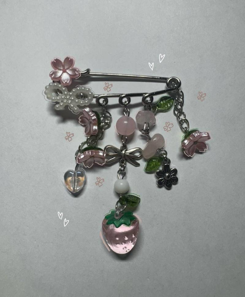 Kirschblüte & Erdbeere Charm Anstecknadel | Kawaii Taschen Accessoire Cottagecore Ästhetik Handmade Soft Girl Schmuck Niedlicher Pin von evascutecrafts