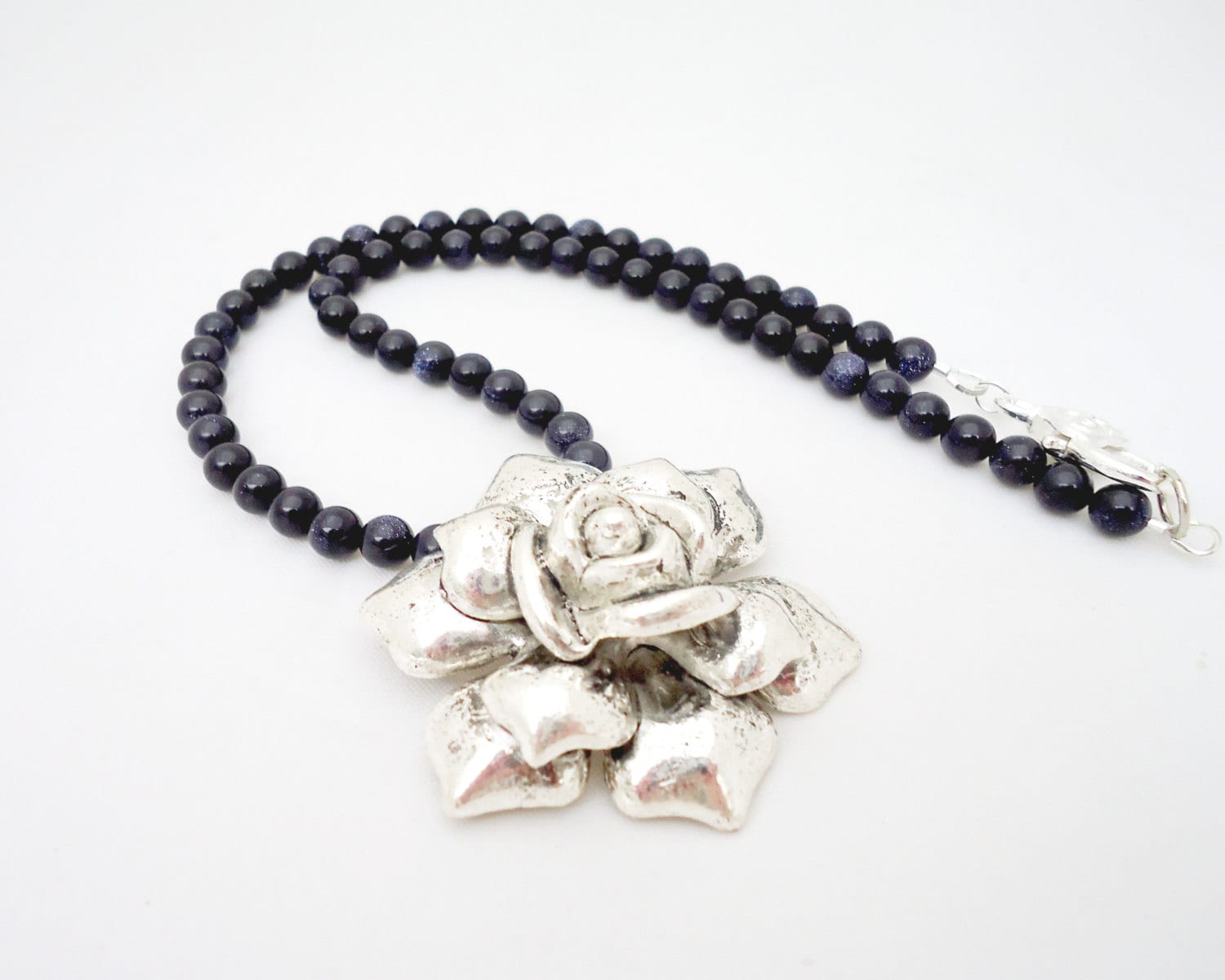 Blaufluss Halskette Silber Rosen Anhänger, Perlenhalskette | 44cm von evecollection