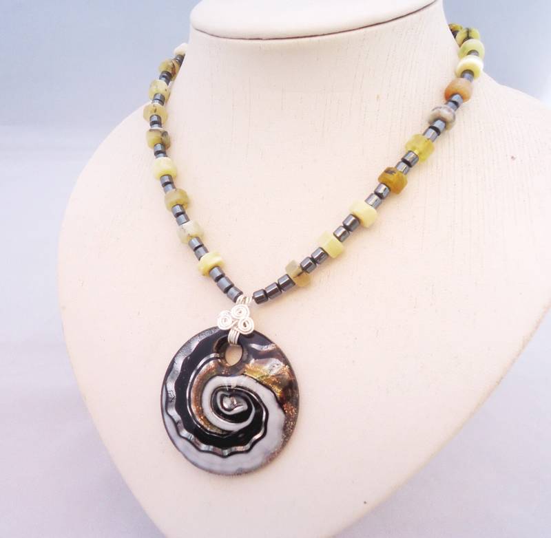 Gelbe Opal Hämatit Halskette Mit Lampwork Glas Anhänger von evecollection