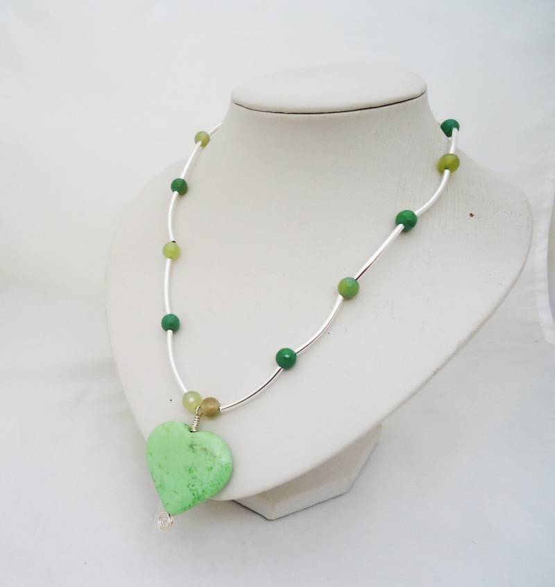 Grüner Jaspis-Herzanhänger Achat-Edelstein, 60 cm Grüner Jaspis-Herzanhänger Achat-Edelstein, 60 cm von evecollection