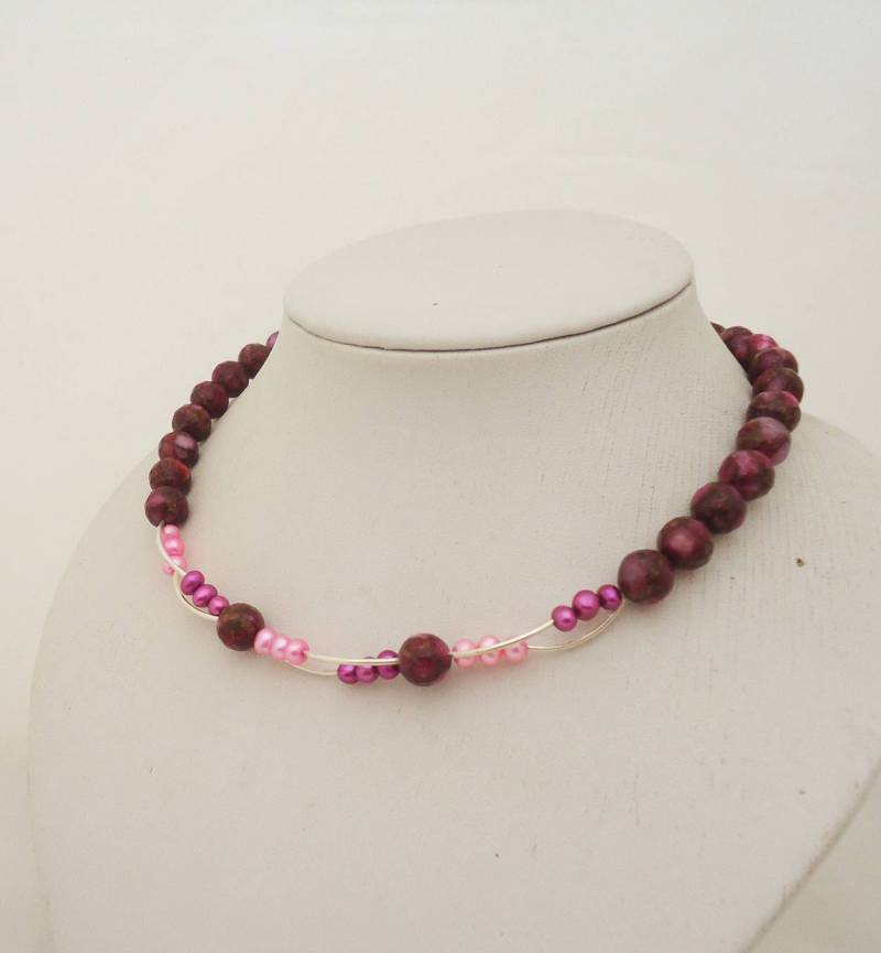 Hot Pink Edelstein Halskette Süsswasserperlen, Silber Akzente Hot Pink Edelstein Halskette Süsswasserperlen, Silber Akzente von evecollection