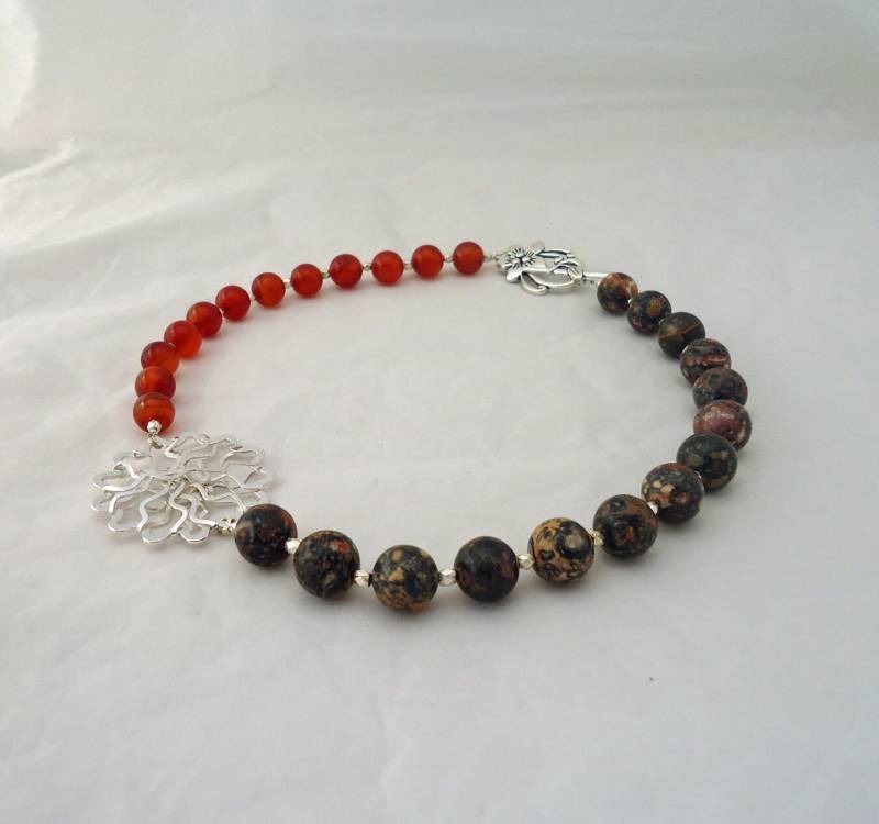 Handgefertigte Statement Halskette Aus Karneol Und Jaspis Mit Silberanhänger Handgefertigte Statement Halskette Aus Karneol Und Jaspis Mit Silberanhänger von evecollection