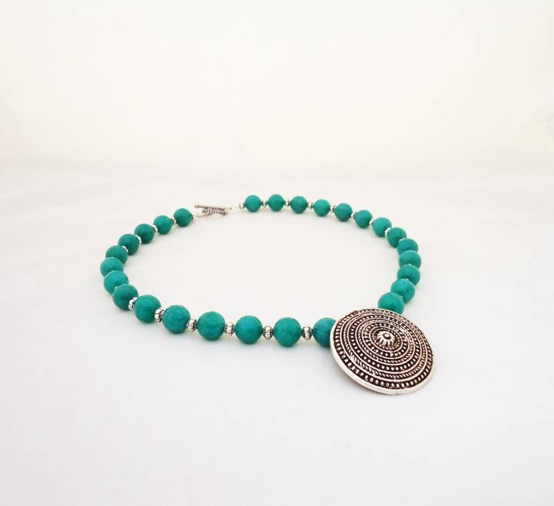Aqua Blau Kyanit Perlen Halskette Mit Silber Ton Anhänger Aqua Blau Kyanit Perlen Halskette Mit Silber Ton Anhänger von evecollection