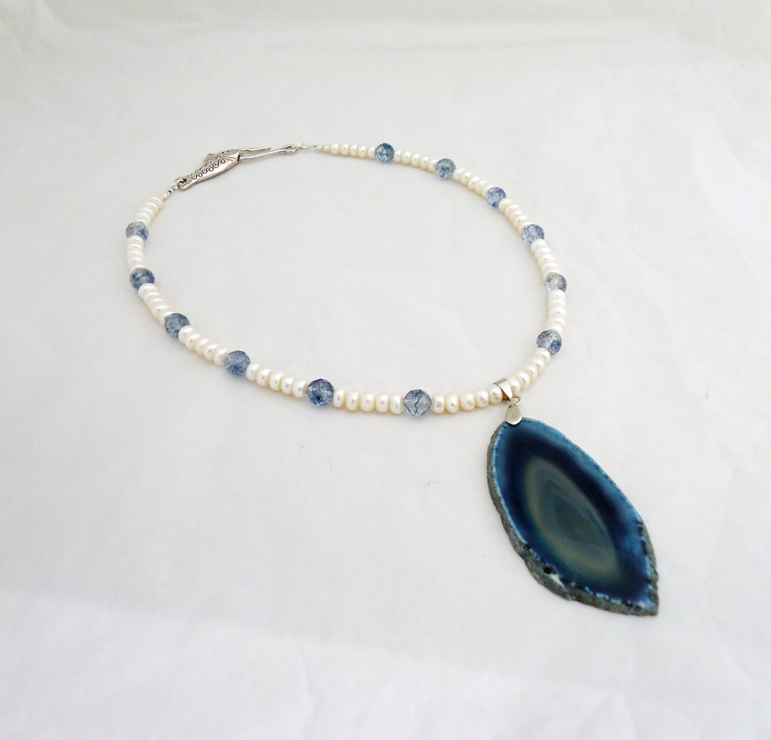 Natürlicher Achat Anhänger, Achat, Süßwasserperlen, Kristall Halskette, Statement Edelstein Halskette in Weiß Und Blau, Handgemacht von evecollection