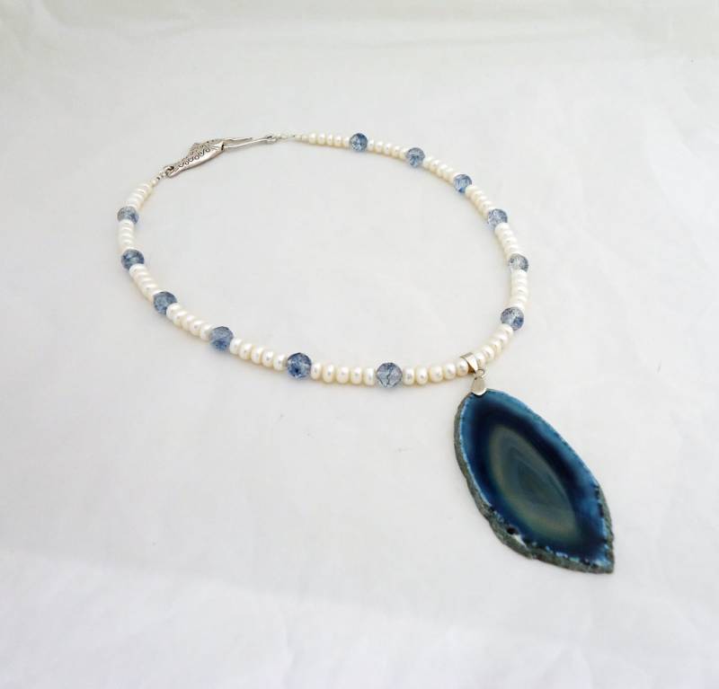 Natürlicher Achat Anhänger, Achat, Süßwasserperlen, Kristall Halskette, Statement Edelstein Halskette in Weiß Und Blau, Handgemacht Natürlicher Achat Anhänger, Achat, Süßwasserperlen, Kristall Halskette, Statement Edelstein Halskette in Weiß Und Blau, Handgemacht von evecollection