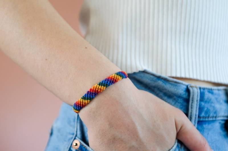 Regenbogen Armband Curcubeu Makramee Pride von evelinmega