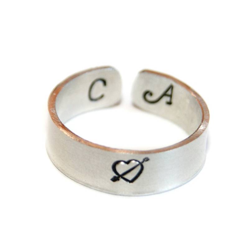 Initial Manschettenring, Gravierter Ring, Monogrammring, Aluminiumring, Personalisierter Handgestempelter Geschenk, Individuell, Verstellbar von everbana