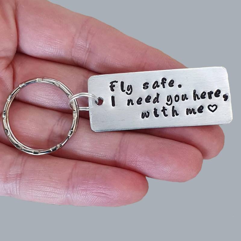 Personalisierte Fliegen Sicher Ich Brauche Dich Hier Gravierte Schlüsselanhänger, Tolles Geschenk Für Pilot, Flugbegleiter, Stewardess, Luftfahrt Personalisierte Fliegen Sicher Ich Brauche Dich Hier Gravierte Schlüsselanhänger, Tolles Geschenk Für Pilot, Flugbegleiter, Stewardess, Luftfahrt von everbana