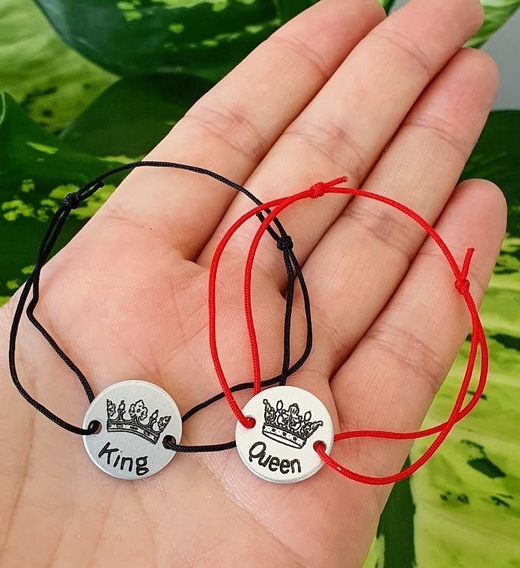 Set Von 2 König Und Königin Gravur Paar Armbänder Mit Krone Symbol, Verstellbare String Münze Passende Armband Set, Seine Sies Paare Geschenk Set Von 2 König Und Königin Gravur Paar Armbänder Mit Krone Symbol, Verstellbare String Münze Passende Armband Set, Seine Sies Paare Geschenk von everbana