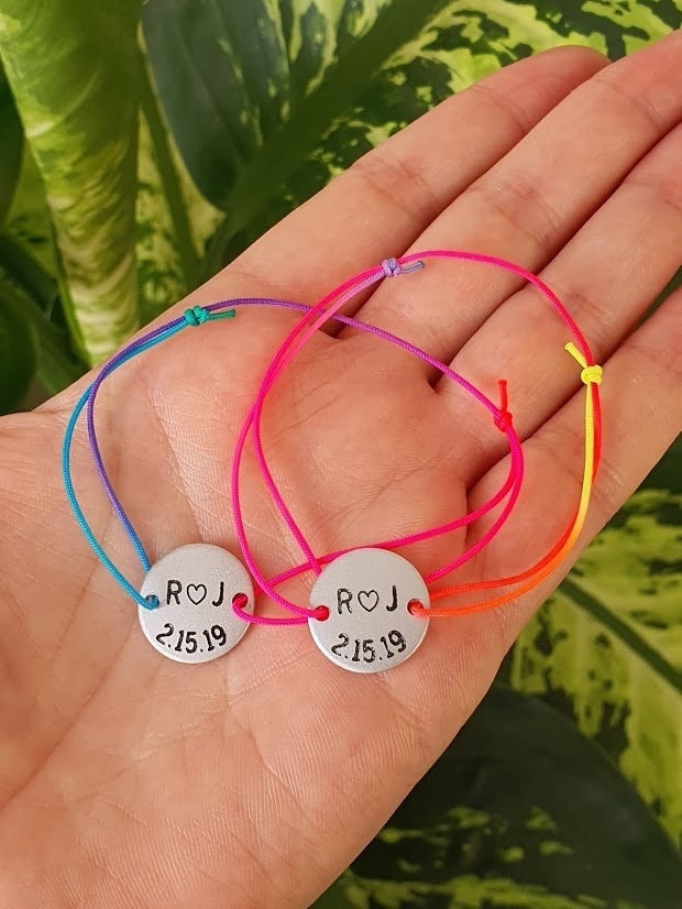 Set Von 2 Personalisierte Paare Armbänder, Initialen, Datum Sein Und Sie Gravierte Münze Passende Armbänder Paar Beziehung Freund Geschenk Set Von 2 Personalisierte Paare Armbänder, Initialen, Datum Sein Und Sie Gravierte Münze Passende Armbänder Paar Beziehung Freund Geschenk von everbana