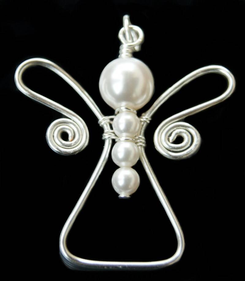 Wire Wrapped Engel Anhänger, Swarovski Weiße Perlen, Baby Shower Geschenk, Handarbeit, Familie, Marturie, Accessoire Wire Wrapped Engel Anhänger, Swarovski Weiße Perlen, Baby Shower Geschenk, Handarbeit, Familie, Marturie, Accessoire von everbana