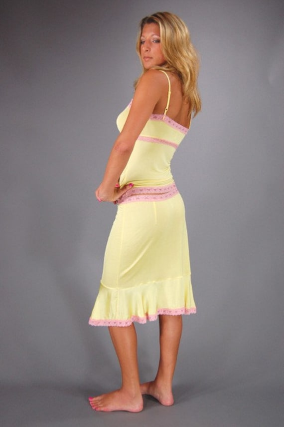 100% Seide Trägerunterhemd Und Slip 2-Teiliges Set - Gelb Mit Rosa Spitze von everjune