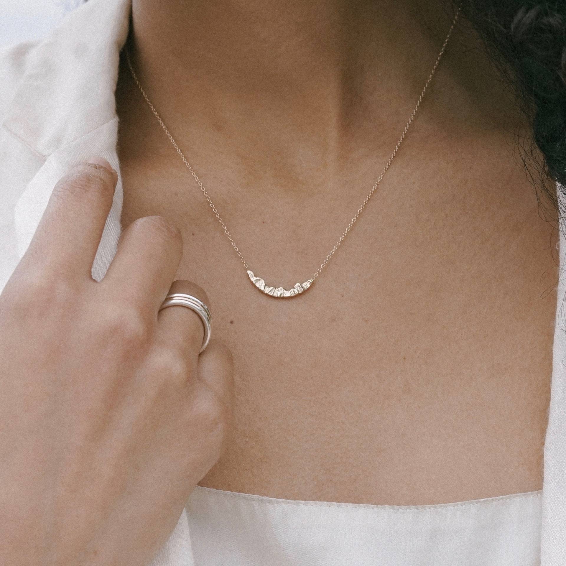 Zierliche 14K Gold Berghalskette - Natur Anhänger Schmuck von everlijewelry