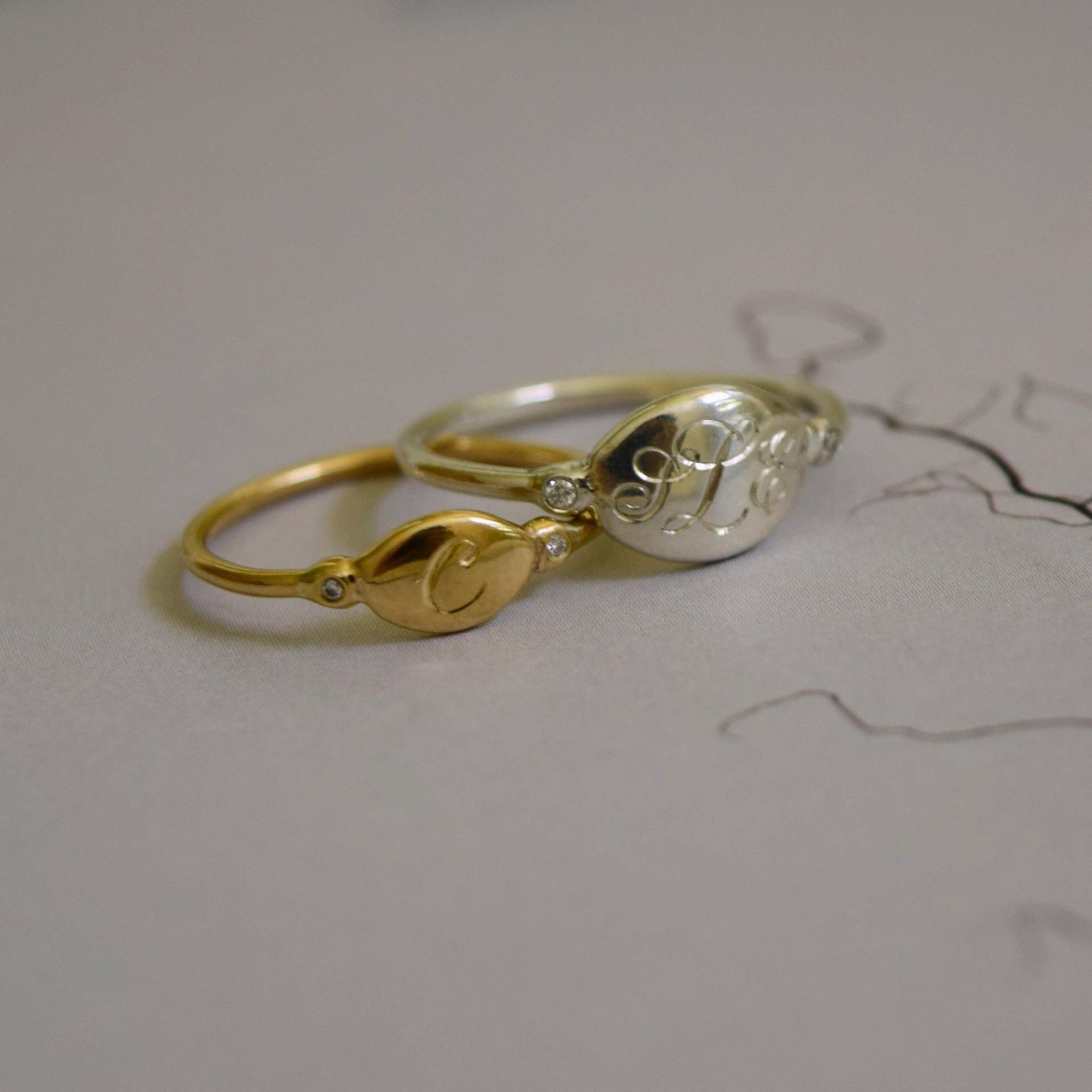 Handgravierter Monogramm Siegelring Sterling Silber, 10K/14K Gold von everlijewelry