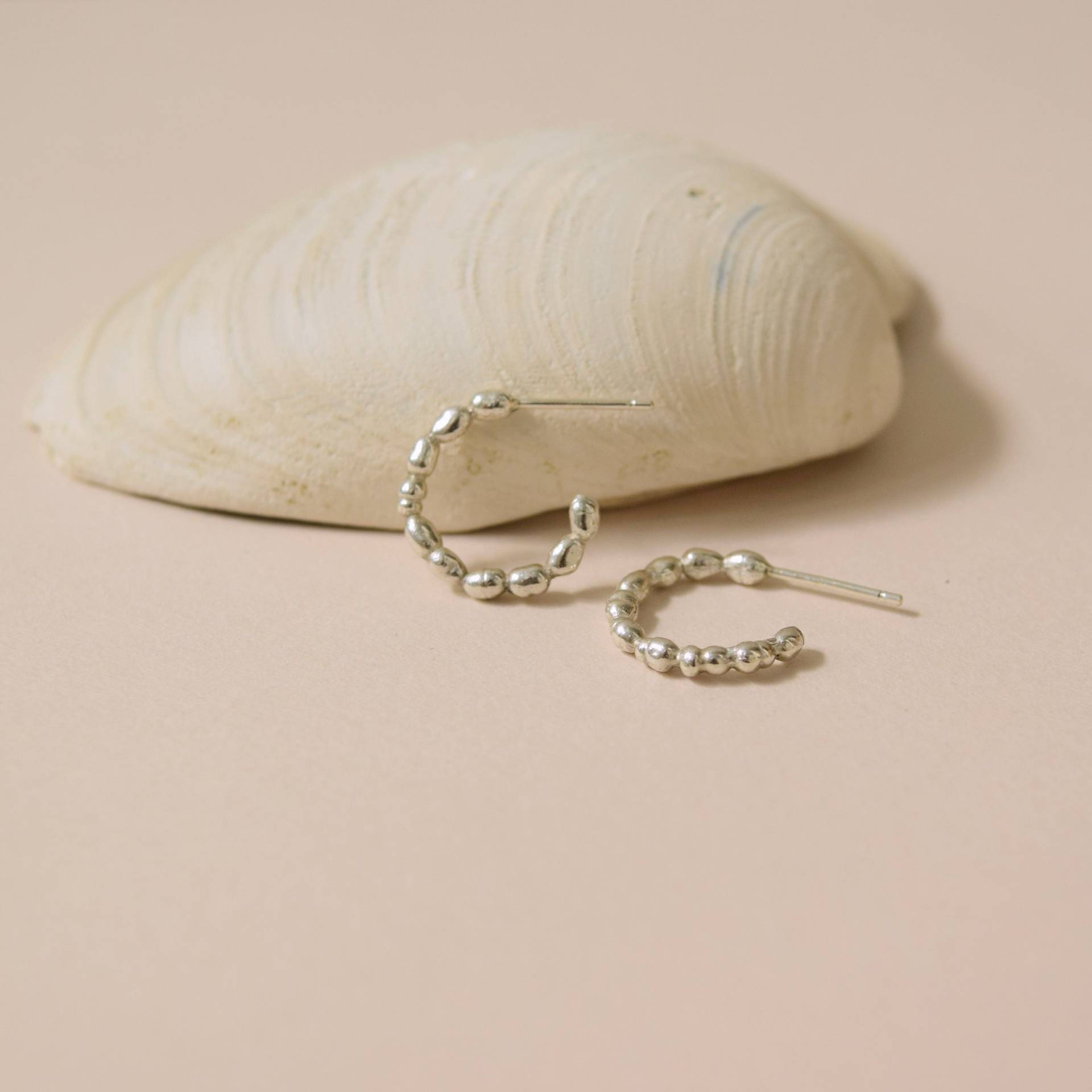 Handgefertigte Perlen Sterling Silber Huggie Creolen von everlijewelry