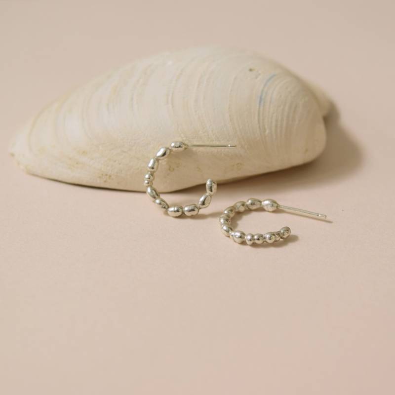 Handgefertigte Perlen Sterling Silber Huggie Creolen von everlijewelry