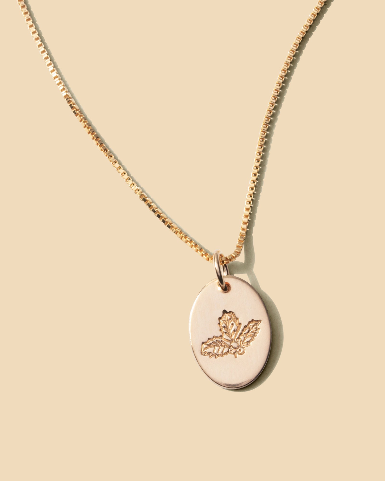 Stechpalme Dezember Geburtsblume Oval Halskette, .925 Sterling Silber, 14K Gold Fill, Rose-Gold Fill von everlymadejewelry