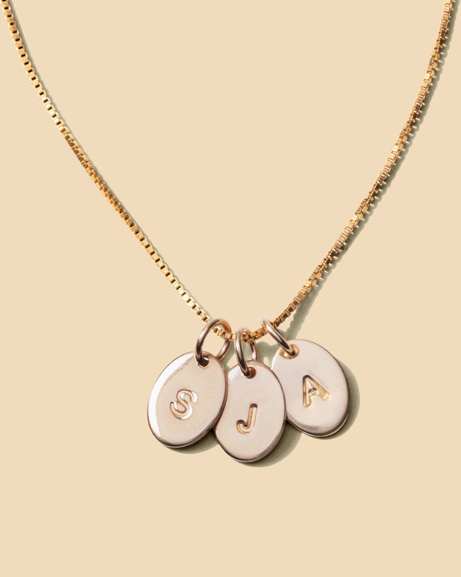 Mini Ovale Initialen Kette, Engelsflügel Regenbogen Herz Taco Pfotenabdruck Mond Kette von everlymadejewelry