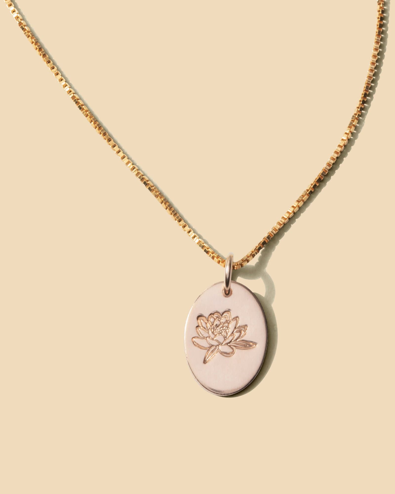 Seerose Juli Geburtsblume Oval Halskette, .925 Sterling Silber, 14K Gold Fill, Rose-Gold Fill von everlymadejewelry